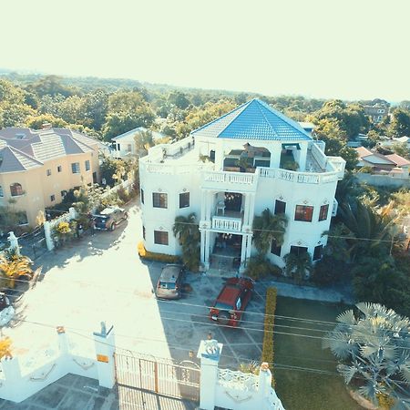 Little Savoy Guest House New รันอเวย์เบย์ ภายนอก รูปภาพ