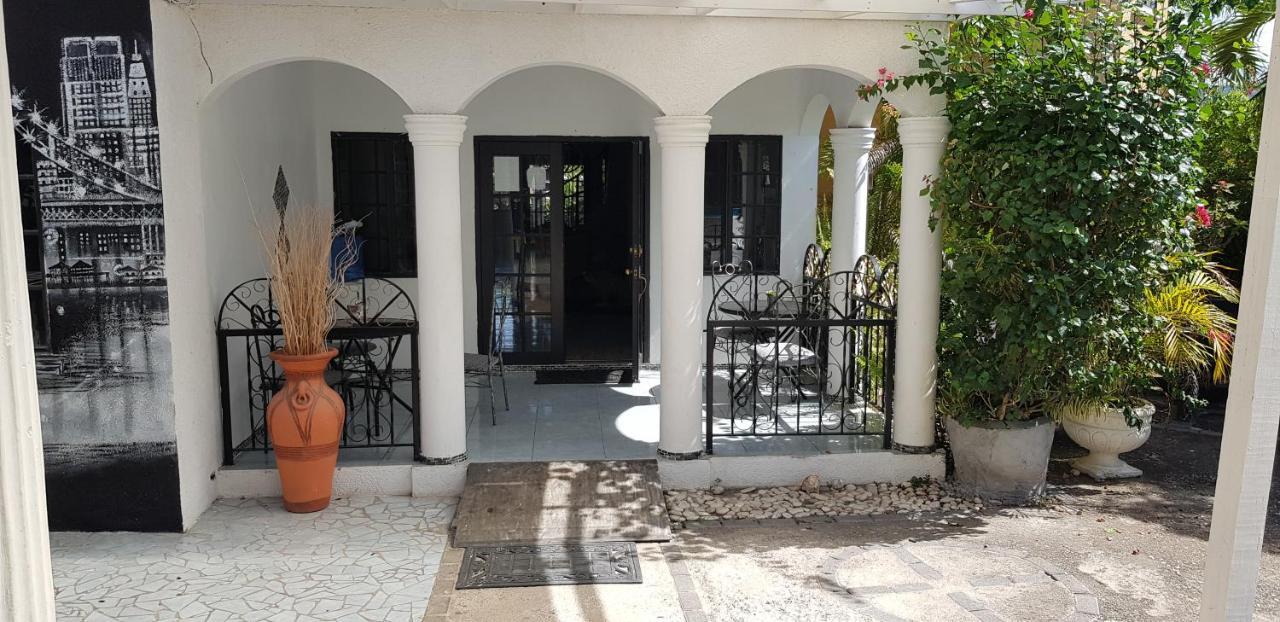 Little Savoy Guest House New รันอเวย์เบย์ ภายนอก รูปภาพ