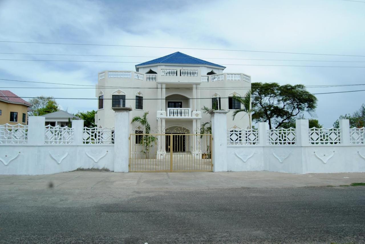 Little Savoy Guest House New รันอเวย์เบย์ ภายนอก รูปภาพ