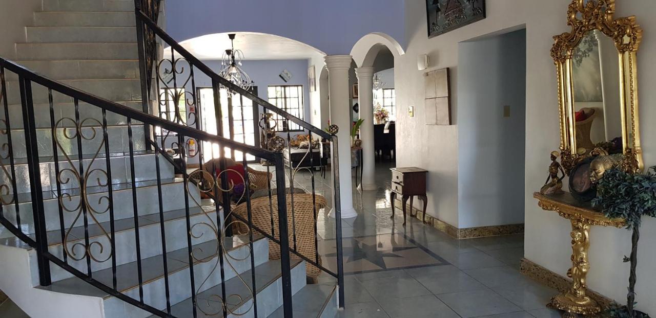 Little Savoy Guest House New รันอเวย์เบย์ ภายนอก รูปภาพ