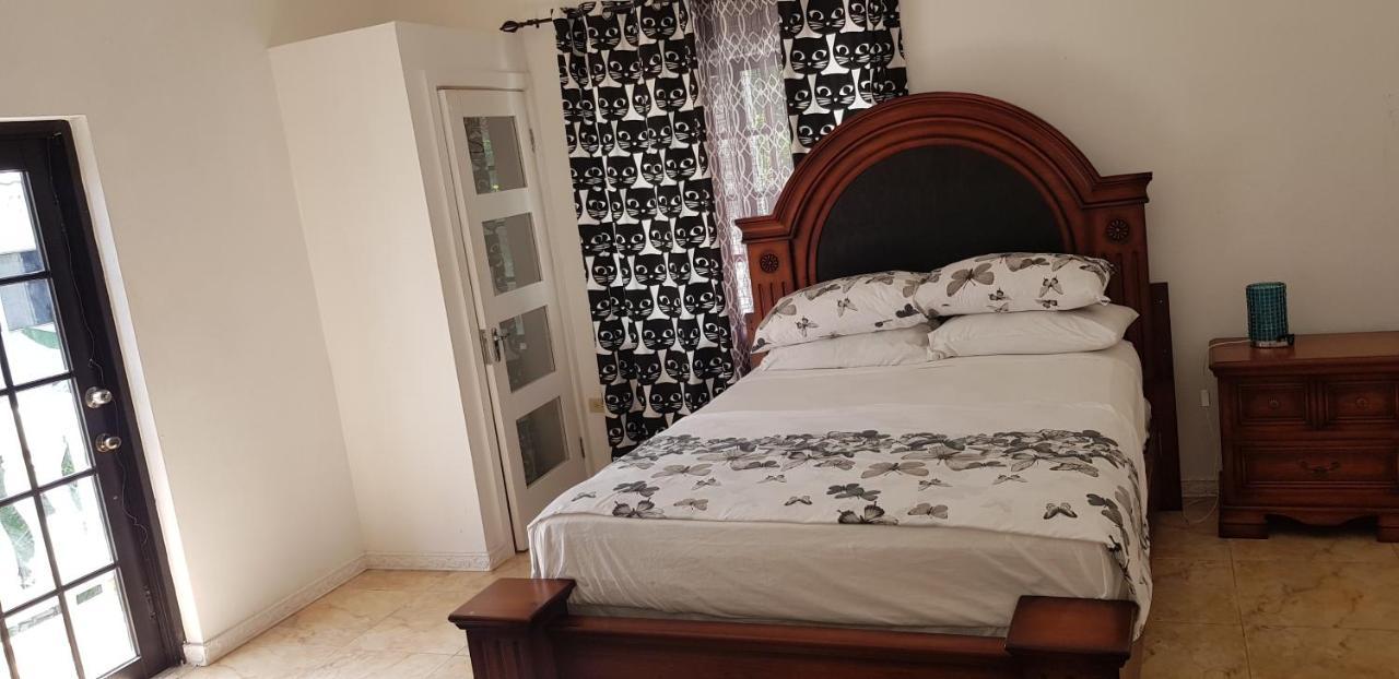 Little Savoy Guest House New รันอเวย์เบย์ ภายนอก รูปภาพ