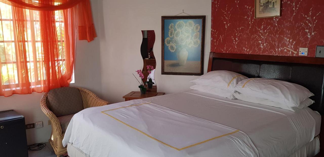 Little Savoy Guest House New รันอเวย์เบย์ ภายนอก รูปภาพ