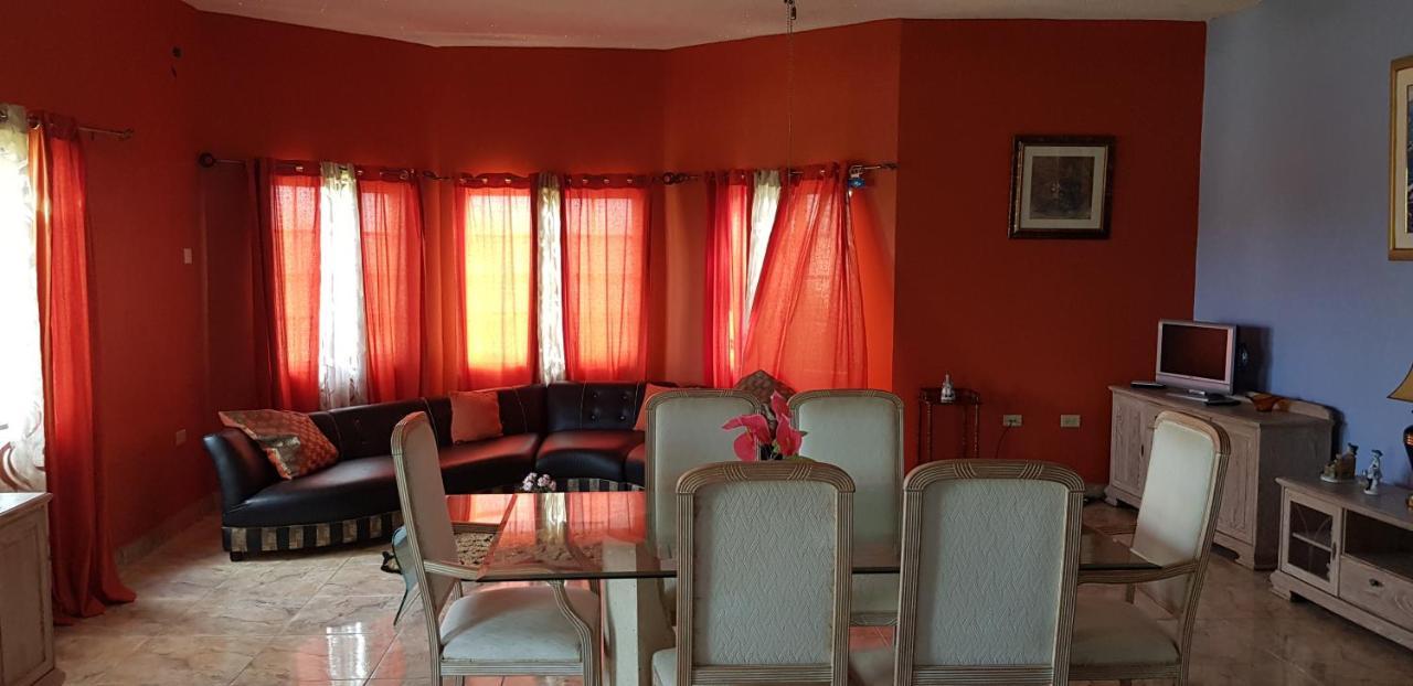 Little Savoy Guest House New รันอเวย์เบย์ ภายนอก รูปภาพ