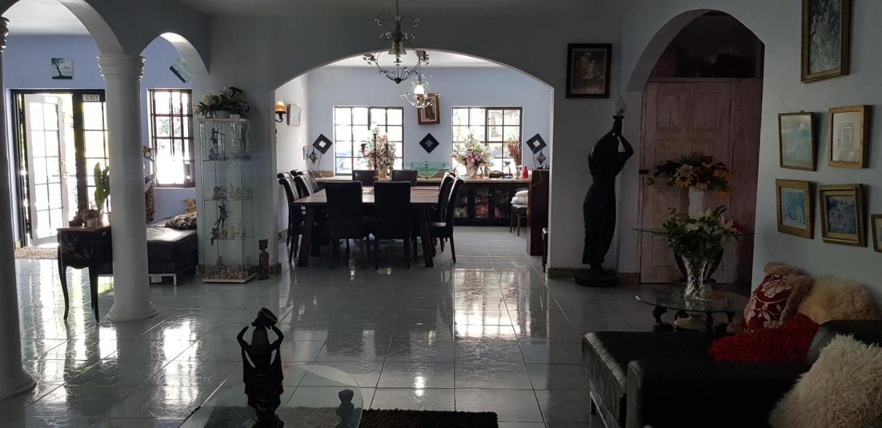 Little Savoy Guest House New รันอเวย์เบย์ ภายนอก รูปภาพ