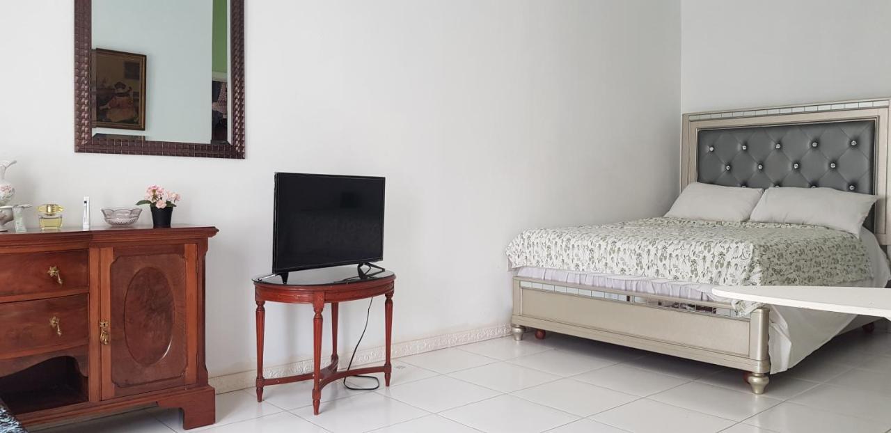 Little Savoy Guest House New รันอเวย์เบย์ ภายนอก รูปภาพ