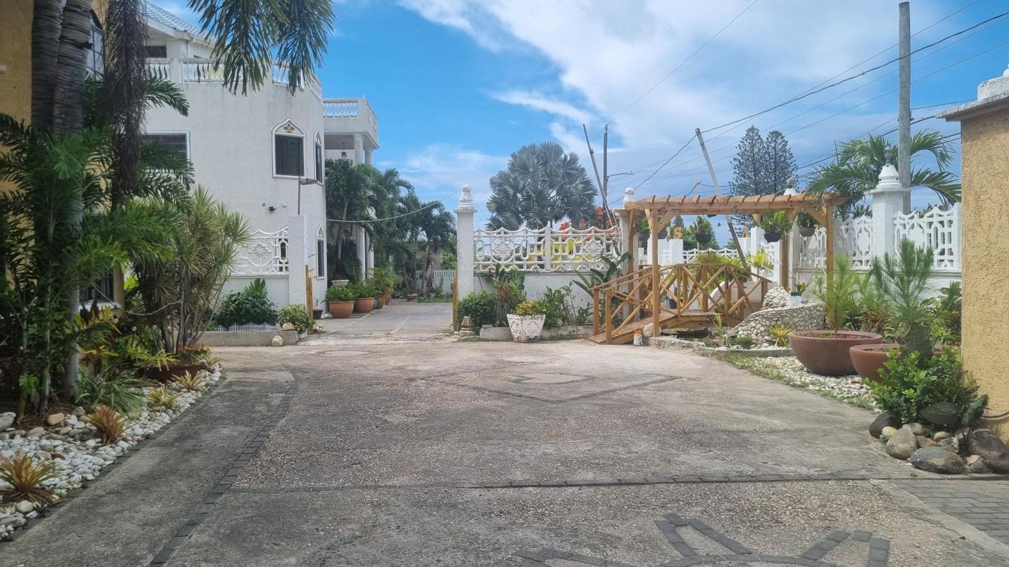 Little Savoy Guest House New รันอเวย์เบย์ ภายนอก รูปภาพ