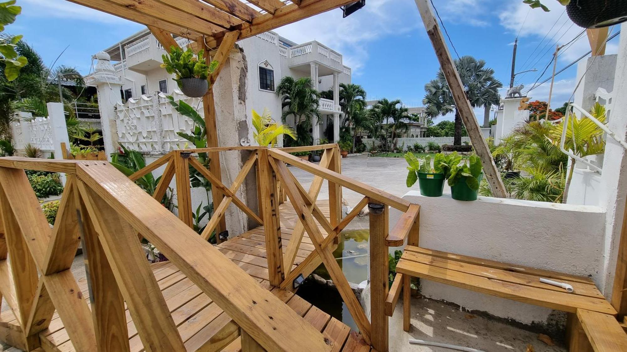 Little Savoy Guest House New รันอเวย์เบย์ ภายนอก รูปภาพ
